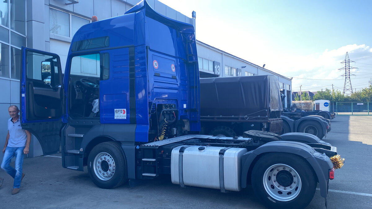 Осматриваем машину на получении, в кадре Батя, он же водитель.