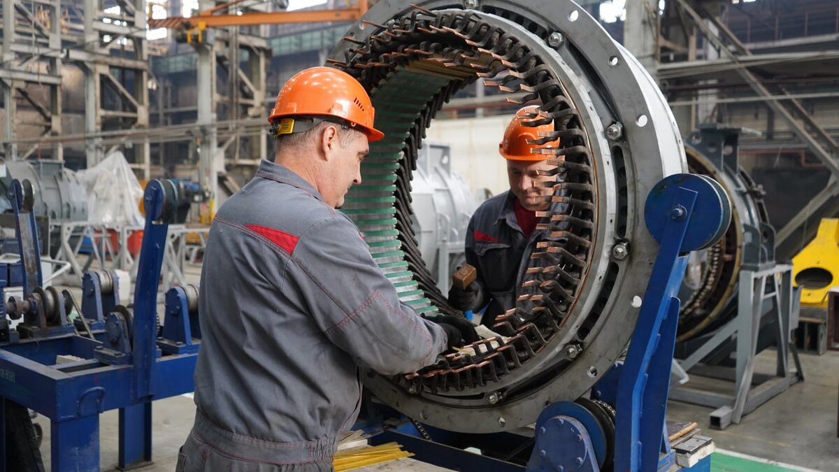 Укладка катушек статора агрегата на участке сборки генераторов в «ТМХ-Электротех». Источник: ТМХ