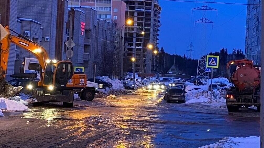     В Ижевске затоплены проезжая часть и тротуары в квартале, ограниченном с трех сторон улицами Холмогорова, Щорса и Маршала Фалалеева. Это произошло из-за прорыва 70-сантиметровой трубы водопровода рано утром в субботу 21 января.