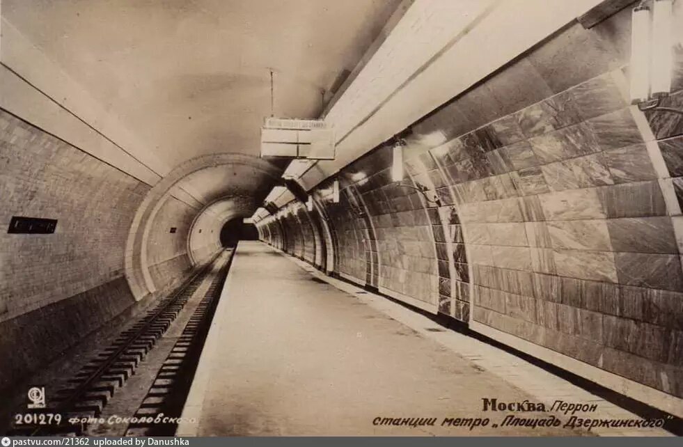 На этом снимке очень хорошо видно, что центрального зала на станции не было, 1935. Автор: Соколовский, с сайта www.pastvu.com.