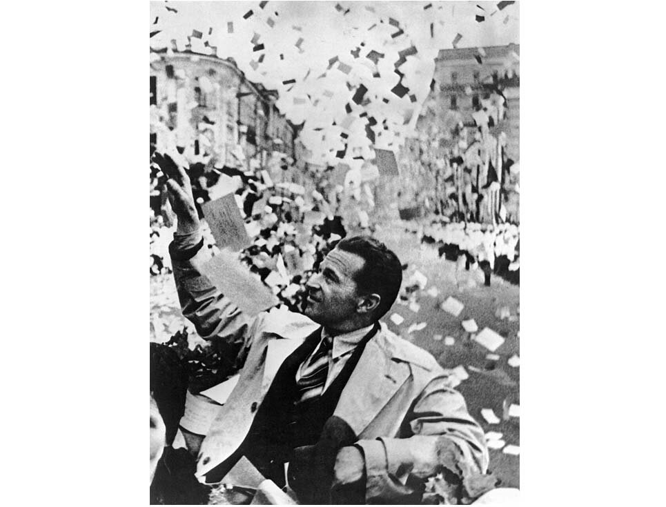 1937 год. Москва встречает лётчика М.М. Громова, побившего мировой рекорд дальности в трансполярном перелёте в США.