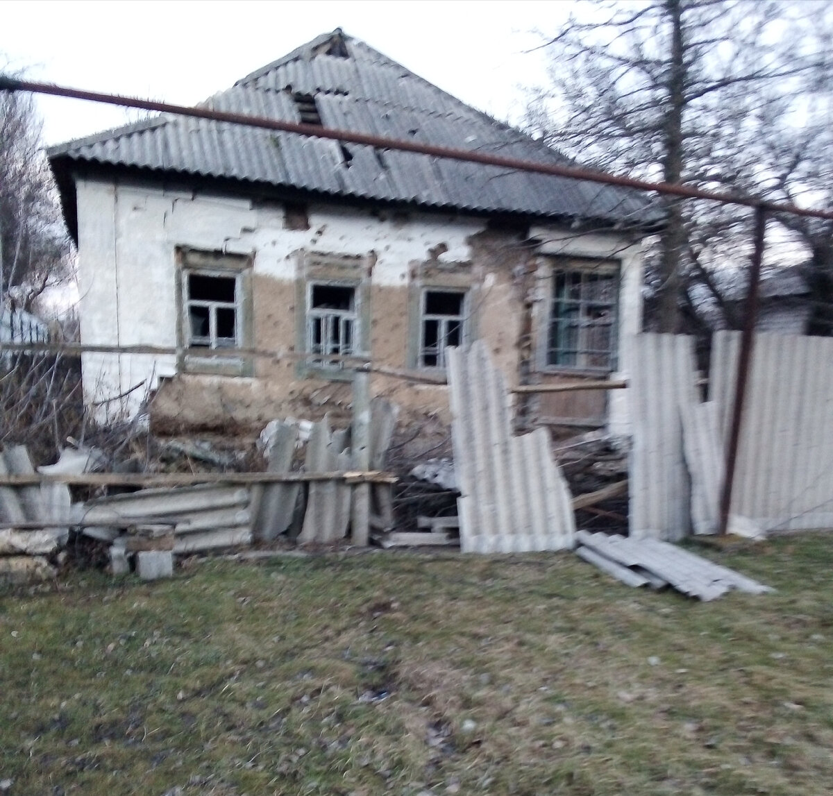 Фото автора. От взрыва отлетела даже побелка. 