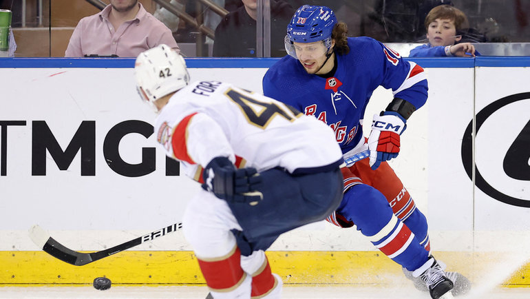    Артемий Панарин (справа) против Густава Форслинга. USA Today Sports