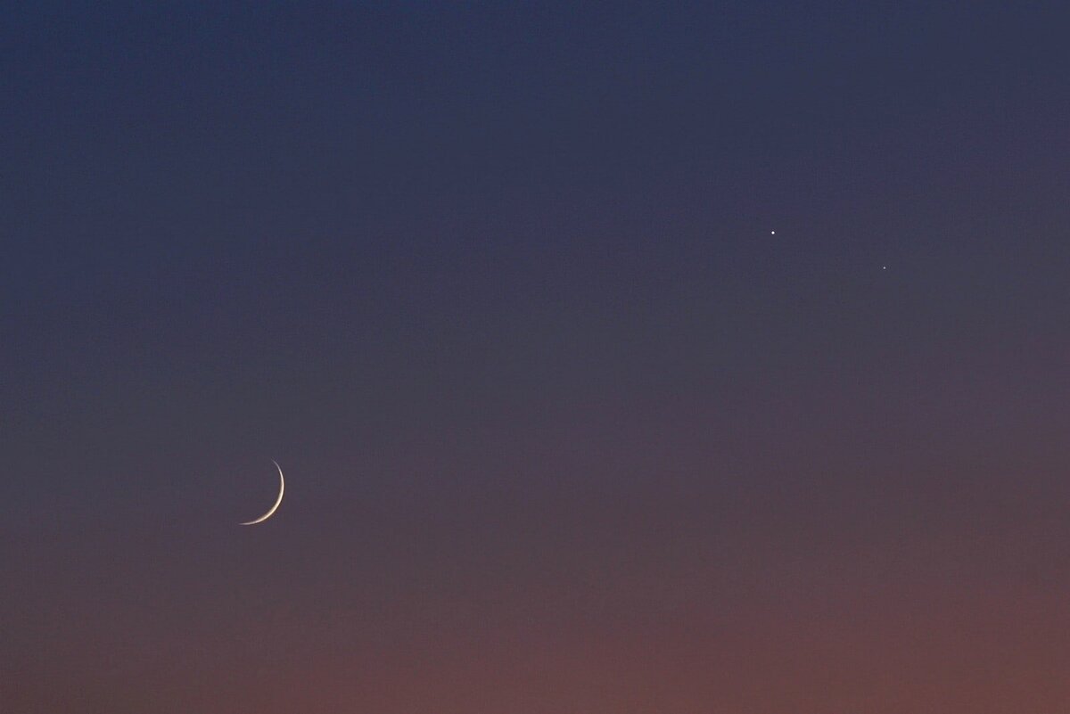 Луна, Венера и Сатурн около 17:15 вечера 23 января 2023 года, фото автора
