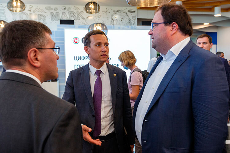 «В том, что отрасль осталась сравнительно стабильной, — колоссальная заслуга министра цифрового развития РФ Максута Шадаева (справа)» Фото: «БИЗНЕС Online»