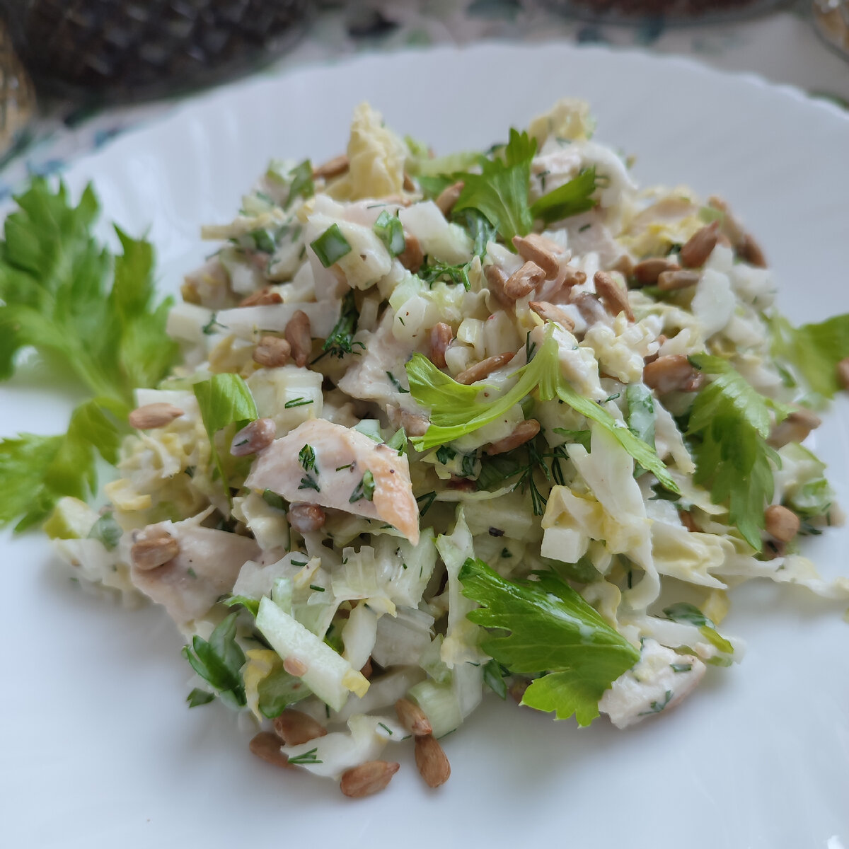 Салат из пекинской капусты, с курицей, сельдереем и подсолнечными  семечками. | Мария Сурова - рецепты и советы | Дзен