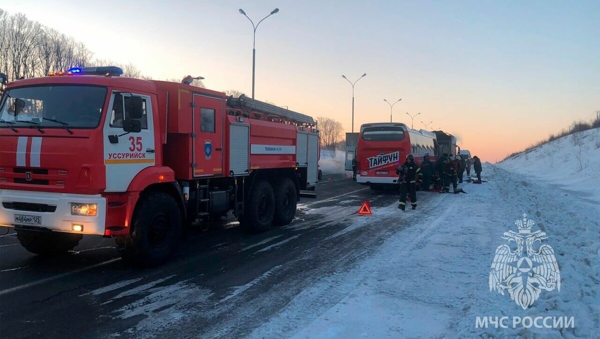     Пассажирский автобус с 17 пассажирами столкнулся с грузовиком на трассе Уссурийск-Владивосток. Прокуратура проведет проверку по факту происшествия.