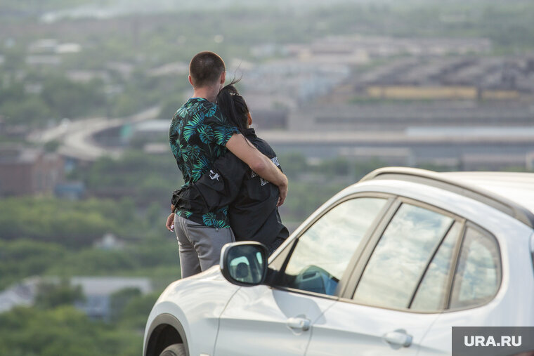    Молодые люди отходят от моногамных отношений, считает Рэйчел Райт