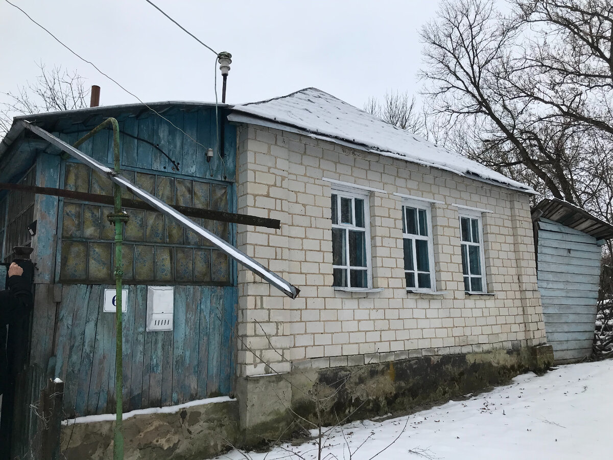 Фото автора. Фундамент ждёт ремонта, а веранда - сайдинга и покраски рам