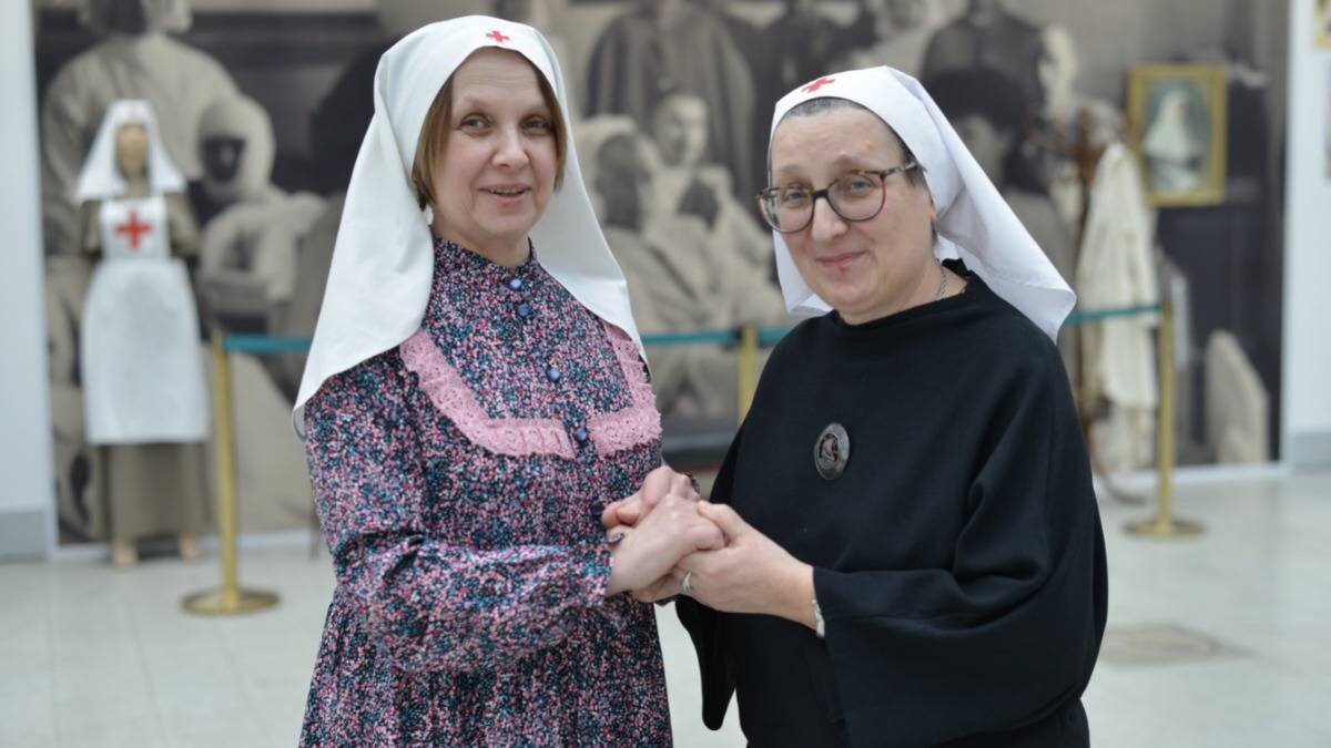    Сестры милосердия Светлана Слешина (слева) и Елена Крылова в рамках выставки «Уникальная Россия» получили возрожденную награду «За самоотверженный и милосердный труд», которую учредила императрица Александра Федоровна / Фото: Наталья Феоктистова / Вечерняя Москва