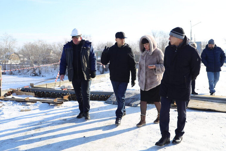    Областные и городские власти выехали на закрытый мост в Кургане