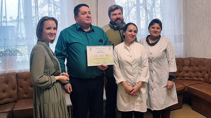 ВРУЧЕНИЕ МАРИЕЙ ЛЬВОВОЙ-БЕЛОВОЙ И КОНСТАНТИНОМ МАЛОФЕЕВЫМ СЕРТИФИКАТА НА 3 МЛН РУБЛЕЙ РУКОВОДСТВУ КРАСНОДОНСКОГО ДОМА-ИНТЕРНАТА ДЛЯ ДЕТЕЙ-ИНВАЛИДОВ. ФОТО: ЦАРЬГРАД
