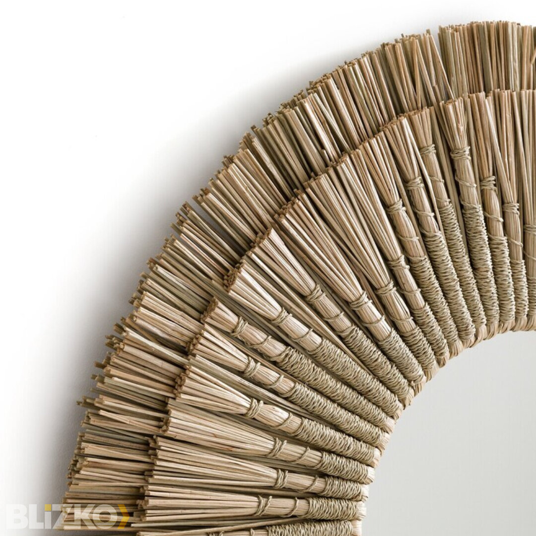 Круглое зеркало с отделкой со скидкой 60%