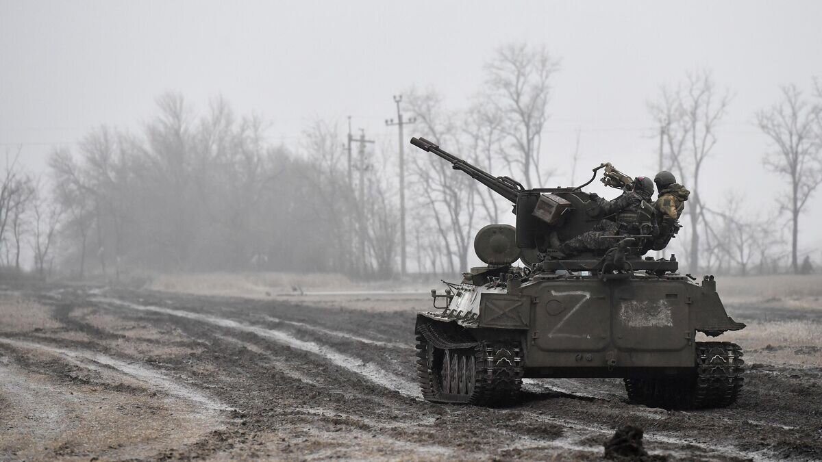    Военнослужащие на бронетранспортере МТ-ЛБ с зенитной установкой ЗУ-23 в зоне СВО© РИА Новости