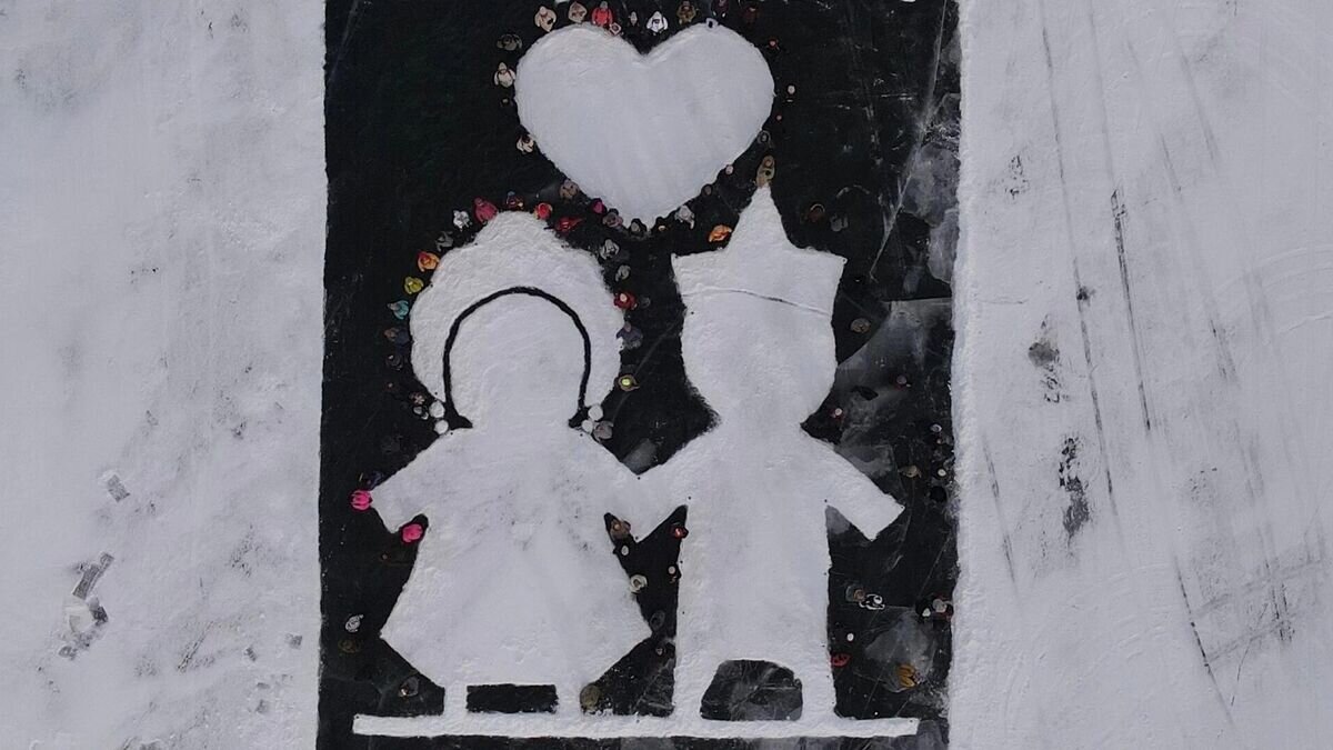    Около 100 человек нарисовали на льду Байкала огромную картину к приближающемуся Сагаалгану© Фото : Министерство туризма Республики Бурятия