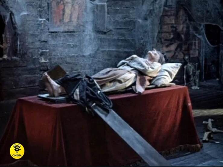 Николай Кутузов в роли ведьмы в фильме "Вий"  (1967).
