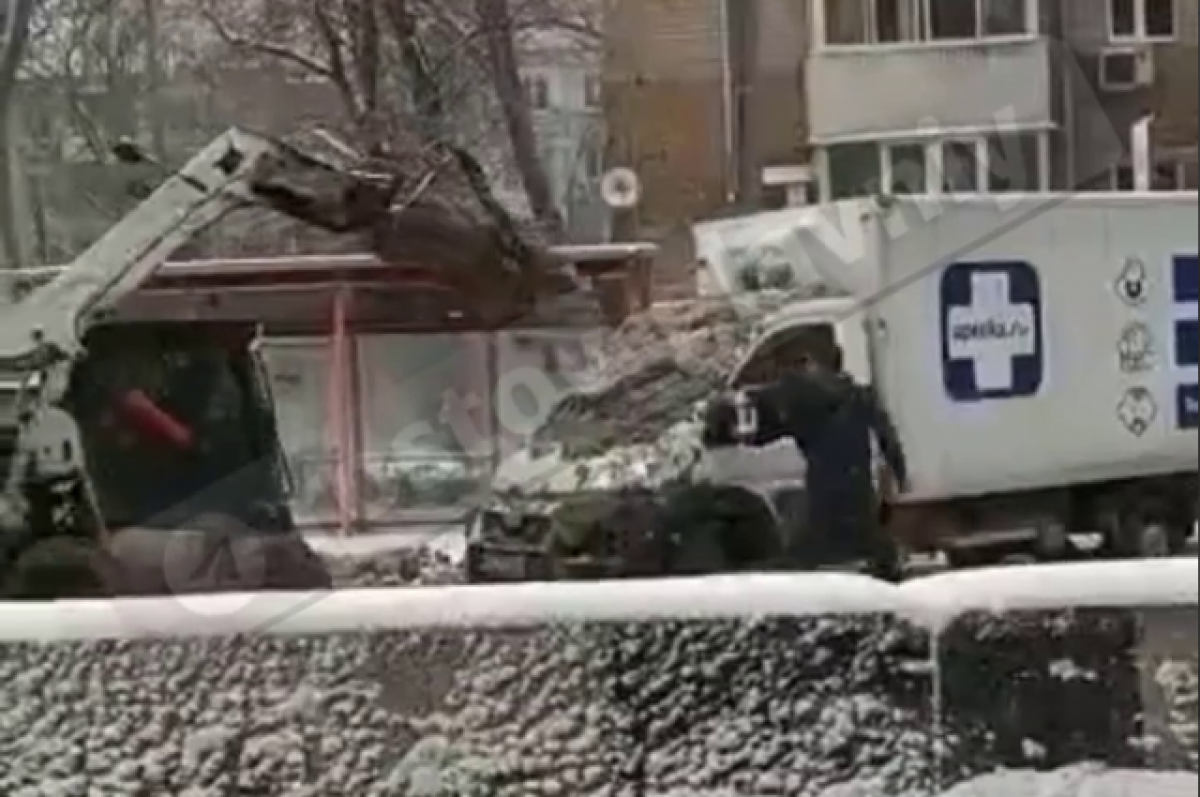    В Ростове трактор-уборщик высыпал снег на стекло мешавшей «Газели»