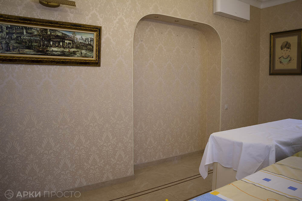 Арочный проем в нише стены