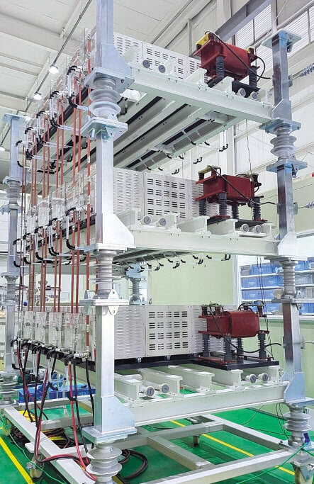 Бэк  Чжу Вон, доктор наук Корейского научно-исследовательского института  электротехнологии (сверху), разработавший устройство для быстрой зарядки  электромобиля на основе полупроводникового трансформатора.  Полупроводниковый трансформатор, позволяющий быстро заряжать  электромобилей [Предоставлено Корейским научно-исследовательским  институтом электротехнологии]