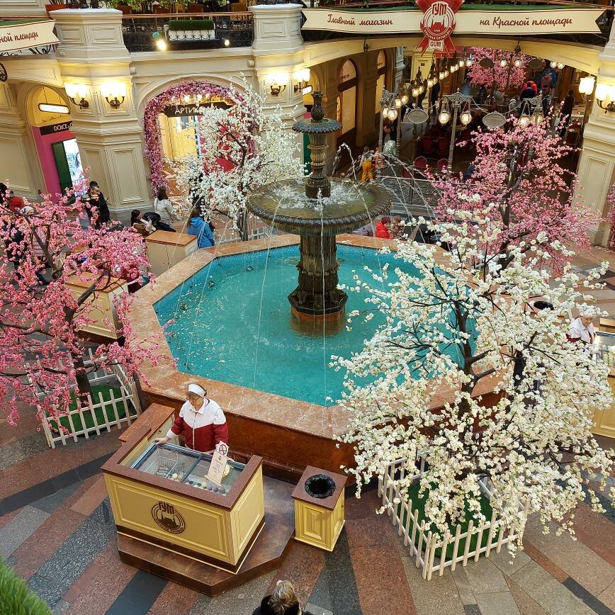 Не могла же я остаться без фотографии фонтана в ГУМе