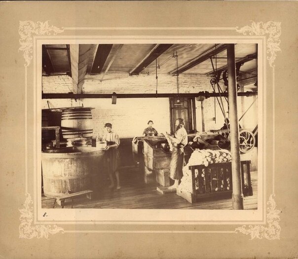 Красильный цех бумаго-красильной и миткально-ткацкой фабрики М.А. Недыхляевой (наследницы А.А. Соловьева).Фото: Государственный Владимиро-Суздальский историко-архитектурный и художественный музей-заповедник