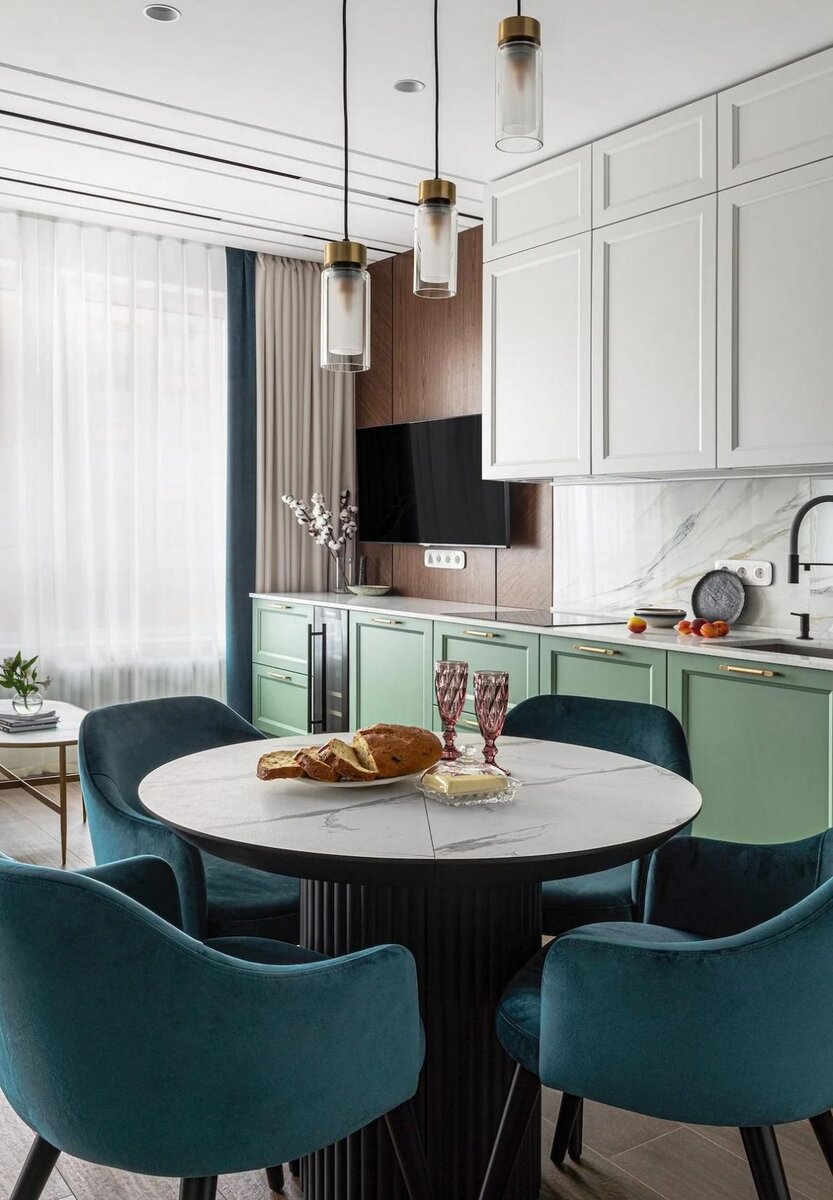 Мрамор, латунь и дерево. Просторный интерьер с изысканными деталями