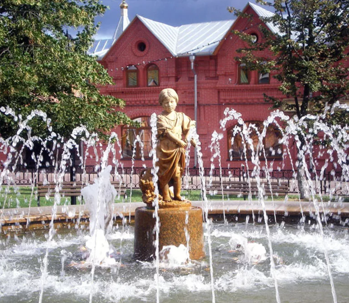 Источник: https://klin.am/novosti/otrestavrirovannyj-fontan-devochka-gribnica-zapustyat-v-klinu-k-1-maya.html