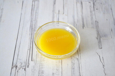 ШАГ 2:
Сливочное масло растопите и слегка охладите. О том, как растопить масло, читайте в конце рецепта.