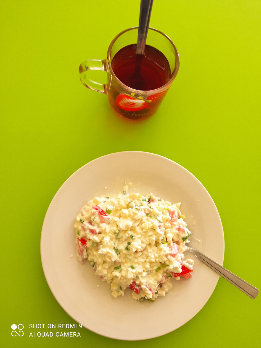 Перекус  диетический салат-200гр. К-216,8  Б-19,14  Ж-13,56   У-4,54. Чай.