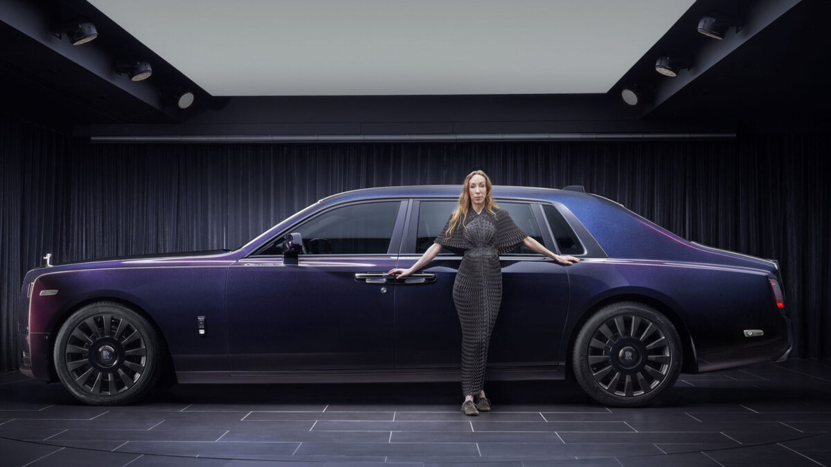    Дизайнер Айрис ван Херпен и Rolls-Royce Phantom Syntopia. Фото Rolls-Royce