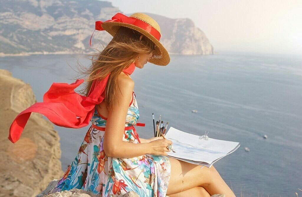 Очень простое, но очень мощное упражнение, которое поможет вам сильно улучшить свою жизнь во всех направлениях. Оно поможет развернуть лучшие стороны жизни лицом к себе. Стать везунчиком. Любимчиком мира! Научиться улыбаться
Представьте, что где-то в вас есть живой теплый и радостный огонек. Даже если вам плохо или как-то так… равнодушно, он все равно в вас есть. Потому что радость - это естественное состояние человека, это обязательное и основное качество его души. Даже если вы его не чувствуете, он просто затаился на время - ну, как тлеющий уголек в костре…

Вот сейчас самое время найти его и раздуть. Почувствуйте, где в теле откликнулось? Теплом в животе, нежностью в груди, легким першением в горле, внезапным улучшением зрения или слуха? Представьте, какой бы это был образ: мерцающая хрупкая свеча? Камин с настоящими дровами? Уголек в костре? Теплое солнышко? Окошко в ночи? Или просто лучик фонарика в кромешной тьме? Усильте, если нужно, этот свет так, чтобы вам было с ним хорошо и надежно. И теперь оглянитесь… Видите ли вы, как в ответ на ваш призывный и теплый огонек вокруг зажигается все больше и больше таких же радостных, теплых и мощных источников света? Они есть везде, вокруг всего земного шара, и становятся видны только потому, что откликаются на ваш призывный свет.

Загляните в ваших близких. Он есть там точно. Даже если вы в ссоре. Даже если вам больно. Даже если вы чувствуете глубокую обиду. Загляните в них через свой волшебный огонек - и вы увидите, как точно такой же разгорается и в их душе.

И у начальника вашего он тоже есть, даже не сомневайтесь. И даже у тех, кто вас кинул. И у клиентов, которые топают на вас ножками…

Возможно, они о нем просто забыли… Или роль у них по жизни такая - напоминать вам о слабых местах. Но это уже другая история. Вспоминайте об этом волшебном огоньке, как только проснулись. И старайтесь нести в себе это чувство весь день. Оно будет становиться больше, оно будет помогать вам принимать правильные решения и совершать правильные действия для того, чтобы все в вашей жизни складывалось наилучшим образом.

Если вы ожидаете, что при помощи этого упражнения можно манипулировать другими и заставлять их плясать под свою дудку, то это ошибка.

Ваш свет - это прежде всего для вас, и если вас вызывают на ковер к начальству, то с ним в душе вы не будете по-сиротски оправдываться, лопотать и лезть под стол, даже если вас будут расстреливать. И в конечном счете цепь неудач просто распадется, потому что не будет работать. А раз не будет работать, то зачем она нужна?

И рано или поздно ваш внутренний свет поможет другим вспомнить о том, что у них он есть тоже. Этот свет называется - ЛЮБОВЬ!!!