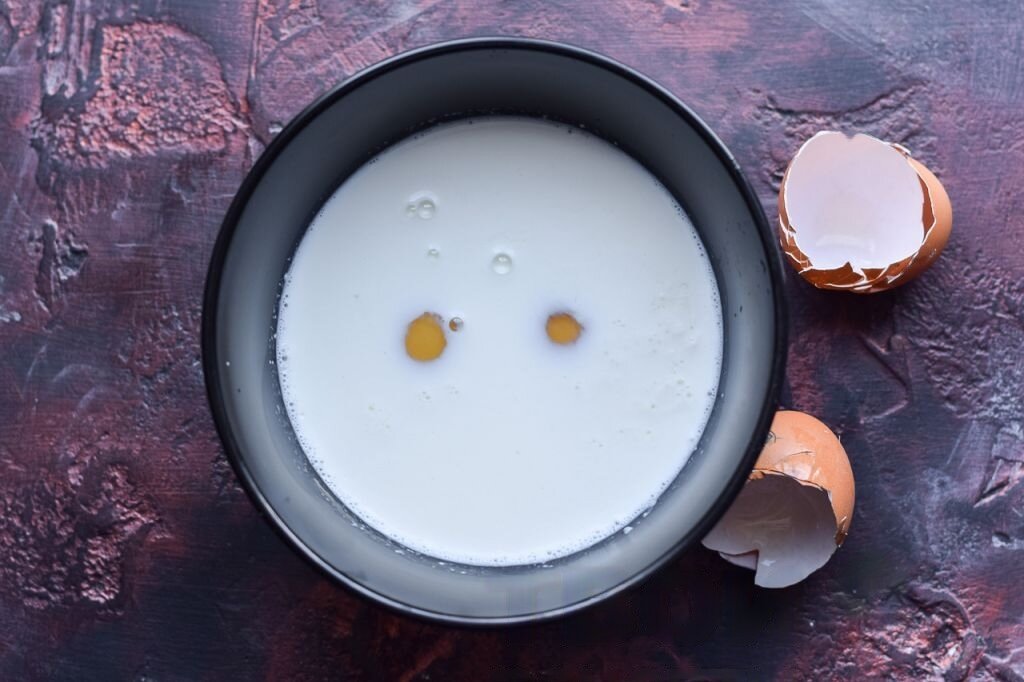 Соединить куриные яйца и молоко, бросить толику соли. Перемешать все венчиком.