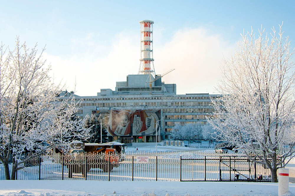 Рисунок 1 – Главный фасад административного корпуса Смоленской АЭС. Источник: https://www.rosenergoatom.ru/stations_projects/sayt-smolenskoy-aes/fotogalereya/