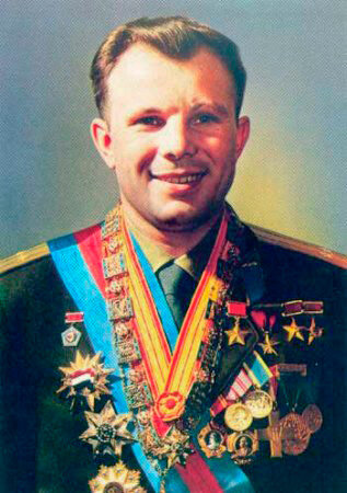 ФОТО первого в мире космонавта гагарина ю.а. источник https://commons.wikimedia.org/wiki/File:Yuri_Gagarin_with_awards.jpg?uselang=ru