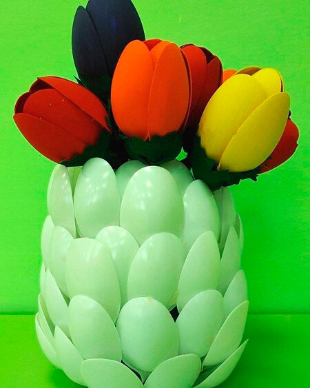 Поделки из пластиковых одноразовых ложек, цветы из ложек от детской смеси своими руками фото