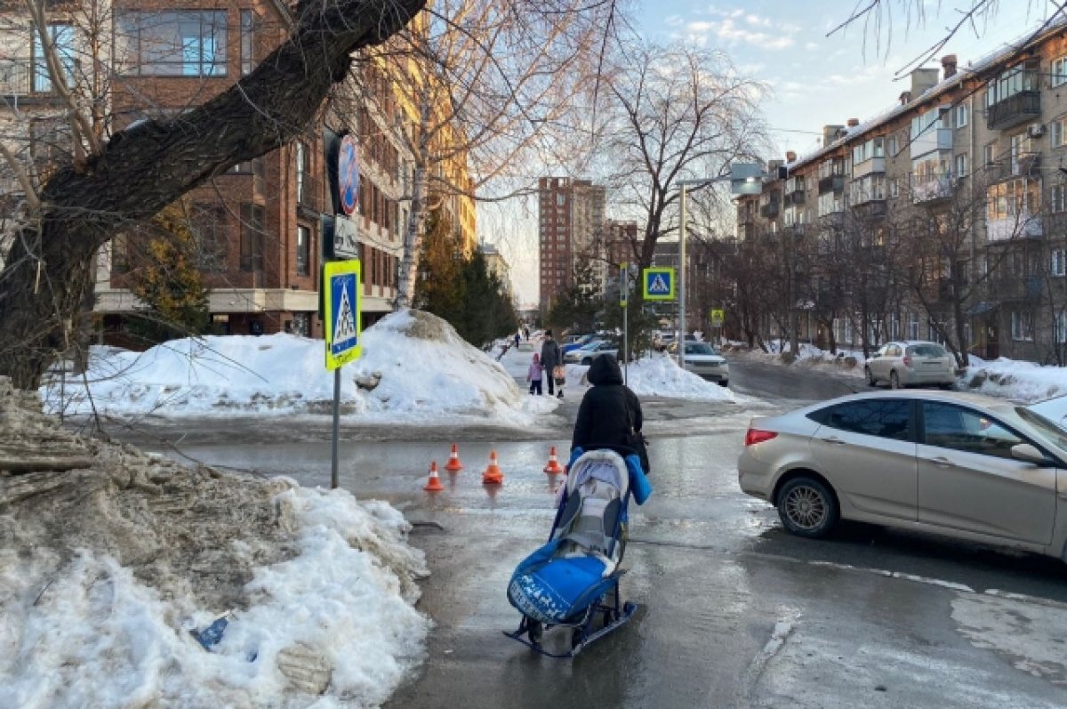    В Новосибирске водитель Hyundai сбил годовалого мальчика в санках