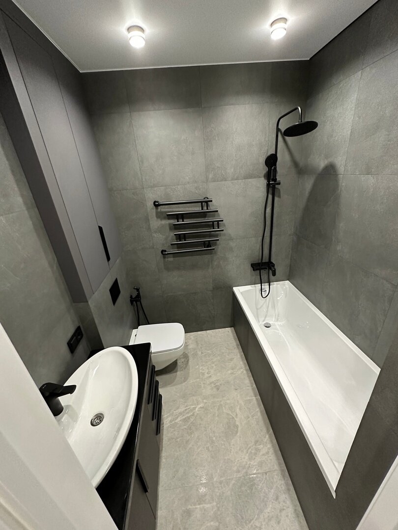 Чёрный цвет в интерьере ванной: пять правил оформления