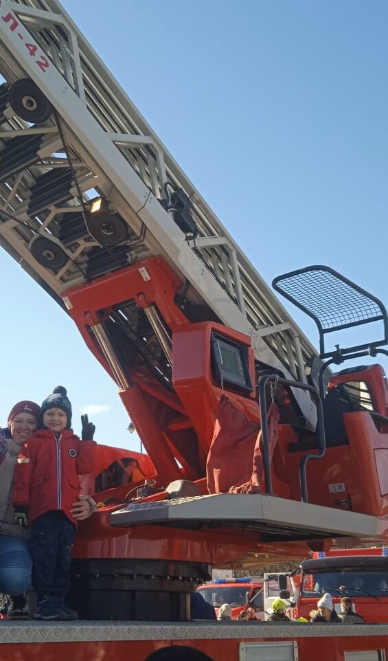 На некоторые можно было залезть и посмотреть поближе. 