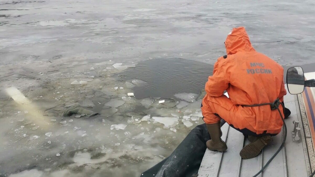     Сегодня днем, 21 марта, спасатели начали поиски провалившегося под лед рыбака. Он переходил Волгу на лыжах. Об этом сообщили в пресс-службе Главного управления МЧС России по Татарстану.