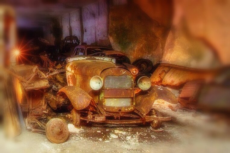 Старый автомобиль в подвале мог выглядеть примерно так - воображал себе я.