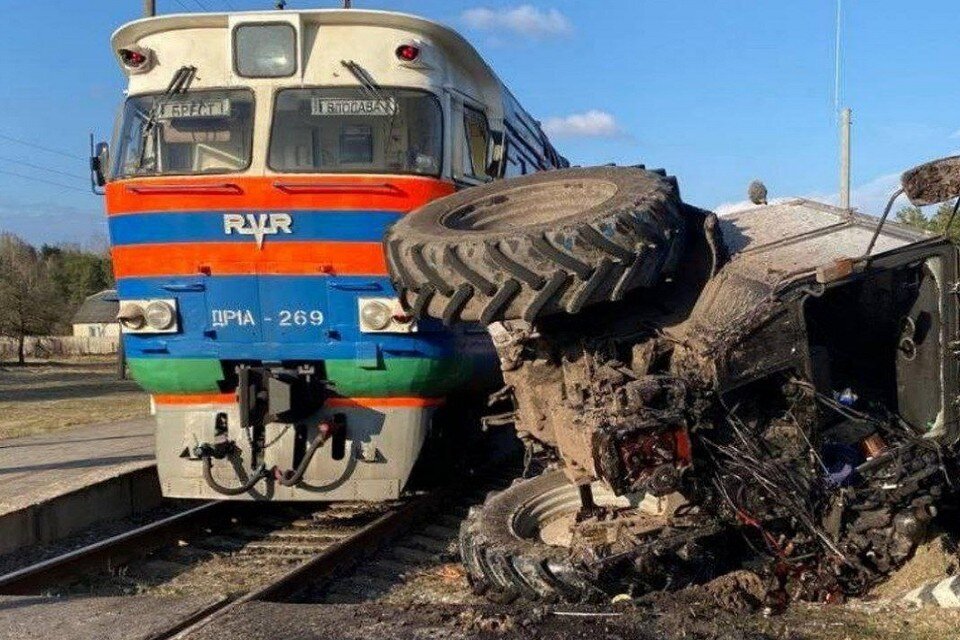     В Брестской области пассажирский поезд врезался в трактор. Фото: телеграм-канал «#1регион».