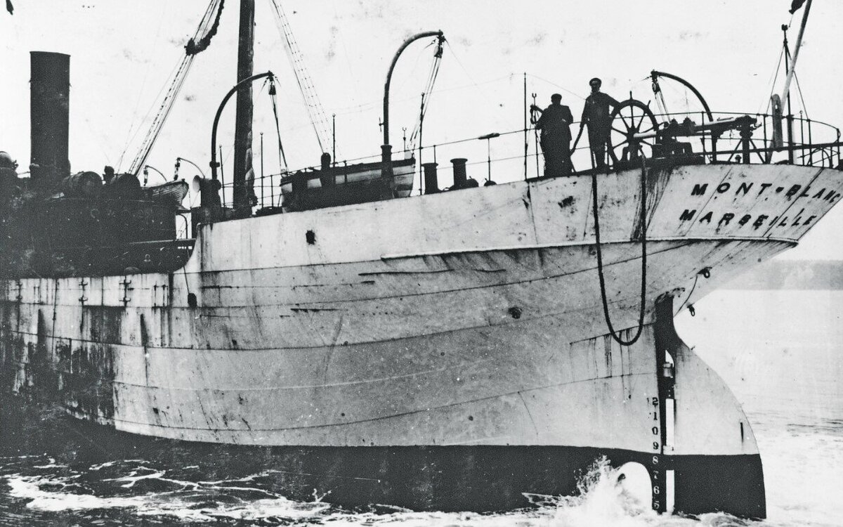 Корма парохода. Взрыв в порту Галифакс 1917. Взрыв парохода Монблан в Галифаксе в 1917. Корабль Монблан взрыв.