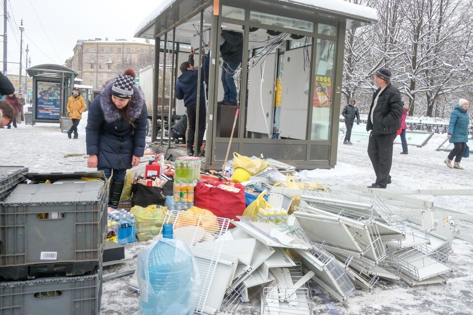     Нелегальные торговые павильоны снесли в трех районах Петербурга. Артем КИЛЬКИН (архив)