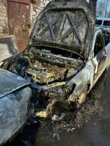  📷    В Оренбурге неизвестный мужчина поджег два автомобиля Белов Михаил Александрович