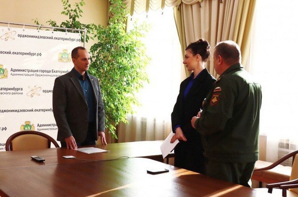     Орден вручили жене погибшего уроженца Томской области. Фото: администрации Орджоникидзевского района