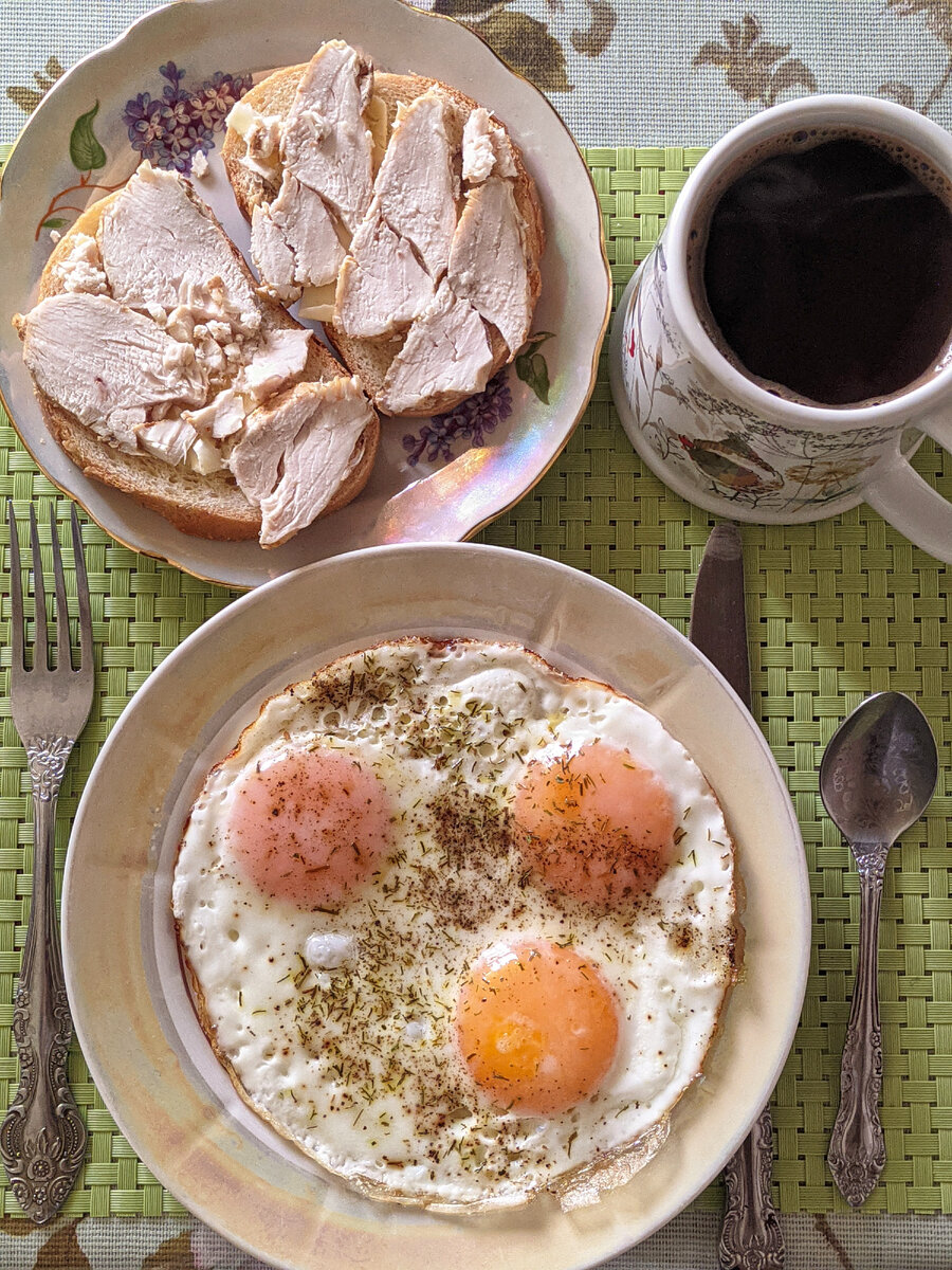У мужа глазунья, бутерброды с маслом и куриной грудкой, пирог и кофе