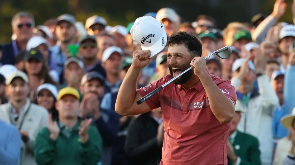 Джон Рам из Испании празднует победу на турнире Masters Tournament 2023 года в гольф-клубе Augusta National на 18-м грине. Mike Segar/Reuters