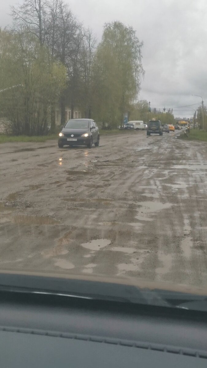 Это относительно хороший участок, в центре какого-то города. По трассе все ещё хуже.. Краторы из остатков асфальта