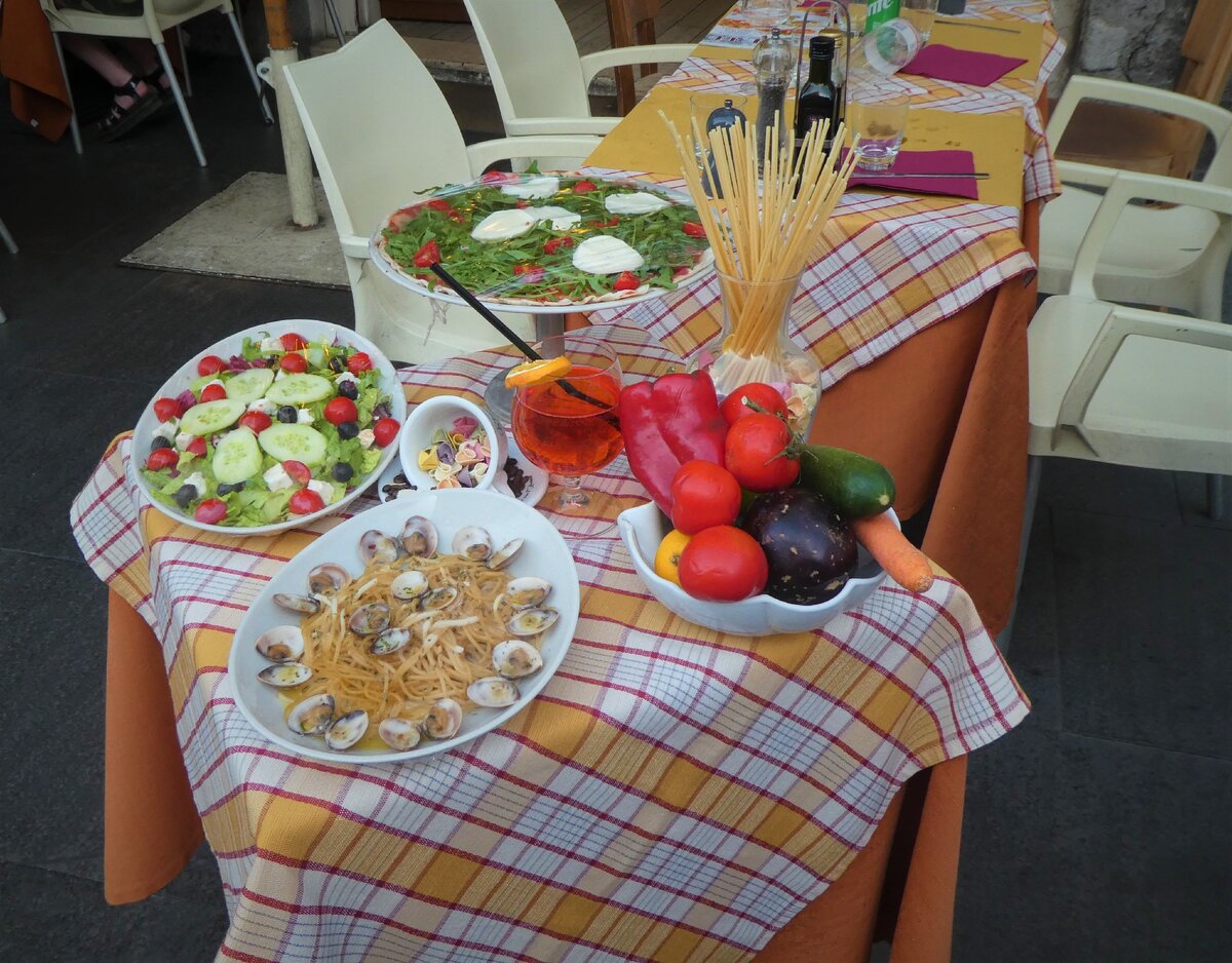 Обилие теста в итальянской кухне очень хочется разбавлять овощами, но свежие салаты не радуют.:(