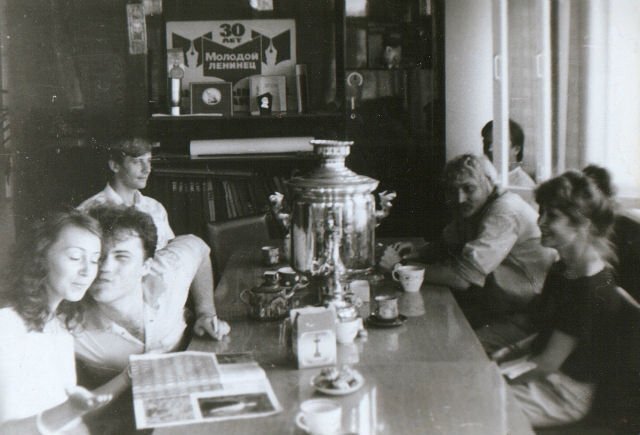 Самый богемный костромской писатель (справа от самовара) 